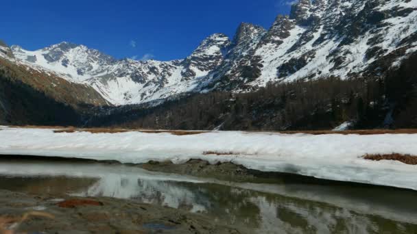 Оттепель Весны Итальянских Альпах — стоковое видео