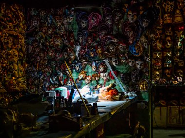 Venedik 'teki bir zanaatkar laboratuvarında maskeler karnaval için satılmaya hazır.