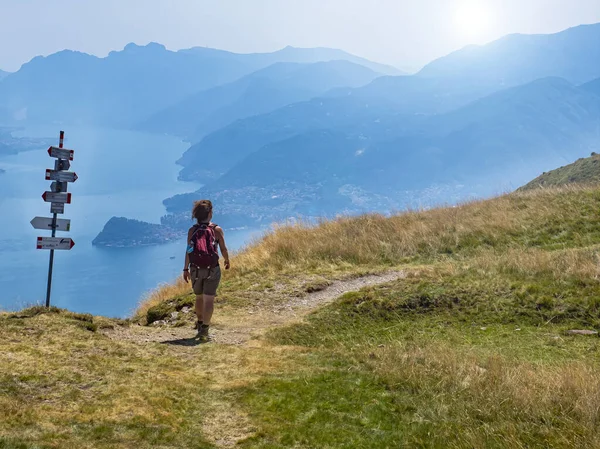 Trekking Woman Lake Como Alps Šipky Označují Jména Míst Dosažených — Stock fotografie