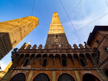 Bologna 'daki Asinelli Kulesi