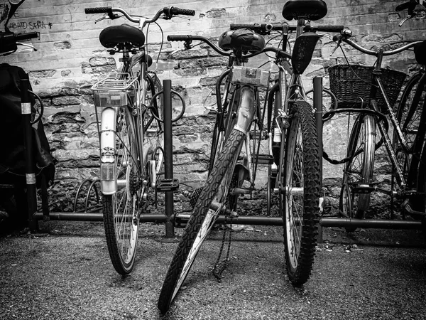 Bicicleta Quebrada Abandonada Rack Bicicleta Gravação Parede Diz Sábado Noite — Fotografia de Stock
