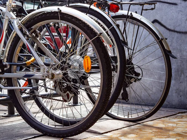 Aparcamiento Para Bicicletas Primer Plano Los Neumáticos Traseros — Foto de Stock