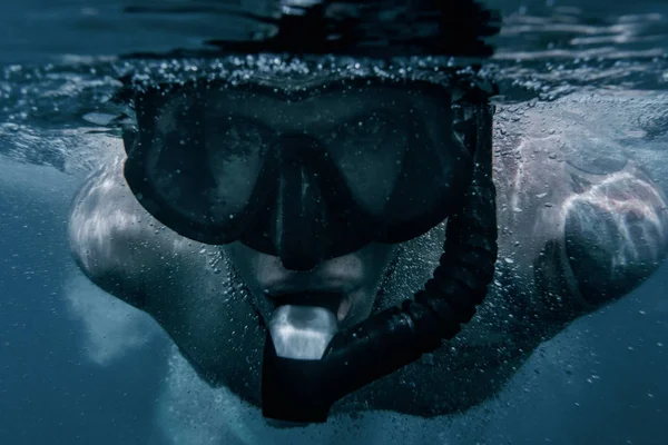 Retrato Cerca Del Joven Libertador Con Máscara Snorkel Nadando Bajo —  Fotos de Stock