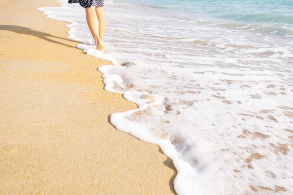 Unerkennbare Barfüßige Junge Frau Die Sandstrand Der Nähe Des Meeres — Stockfoto