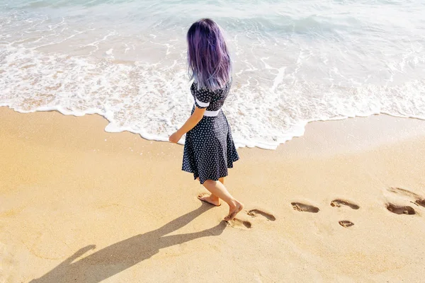Onherkenbaar Barefoot Jonge Vrouw Lopen Het Strand Verlaten Voetafdrukken Het — Stockfoto