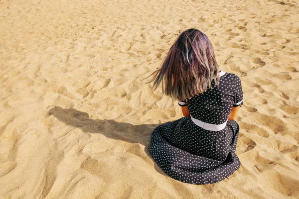 Onherkenbaar Jonge Vrouw Rustend Zand Achterste Weergave — Stockfoto