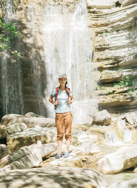 Viajero Mujer Joven Con Mochila Pie Sobre Fondo Cascada Mirando — Foto de Stock