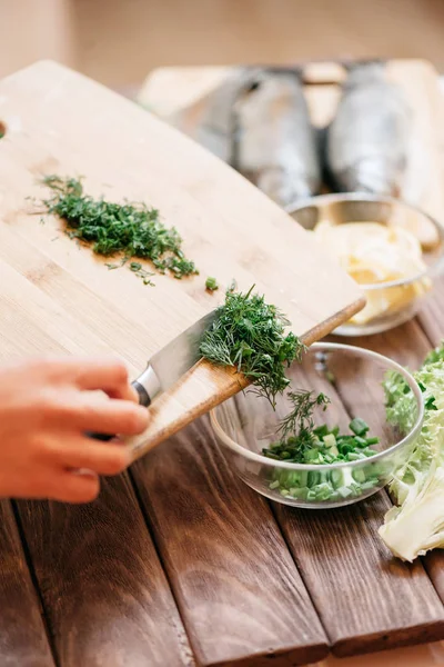 Kvinnans Händer Skärande Grönska Träskiva Köket Närbild — Stockfoto