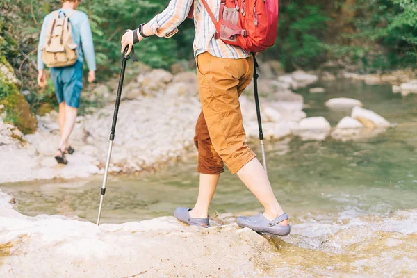 Hikers Backpacks Crossing River Summer Outdoor — Stock Photo, Image