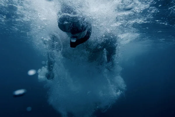 Deportivo Joven Freediver Snorkeling Superficie Submarina Entre Muchas Burbujas Aire — Foto de Stock