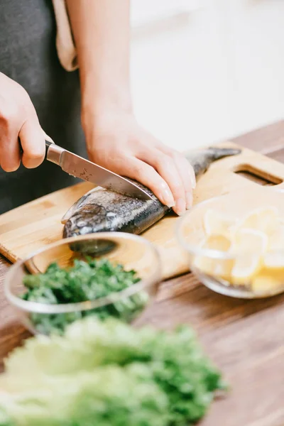 Donna Irriconoscibile Che Taglia Pesce Crudo Tavola Legno Piatto Cucina — Foto Stock