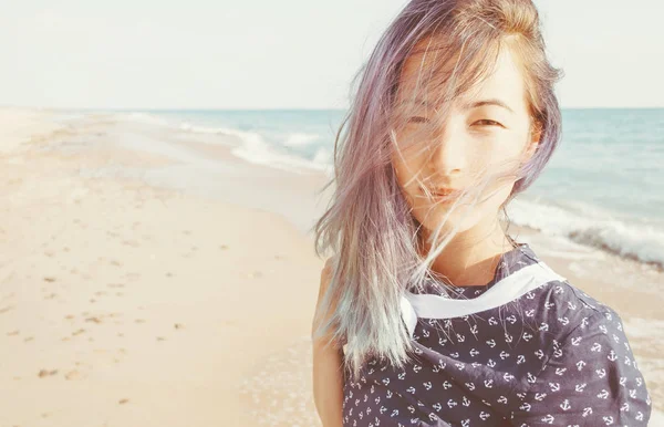 Portret Van Gemengd Ras Jonge Vrouw Achtergrond Van Zand Strand — Stockfoto