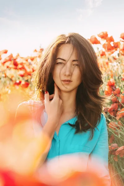 Kırmızı Haşhaş Çayırda Güzel Esmer Genç Kadın Kameraya Bakarak Portresi — Stok fotoğraf