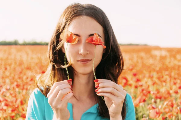 Kırmızı Haşhaş Gözleri Önünde Tutarak Çiçek Çayır Duran Güzel Esmer — Stok fotoğraf