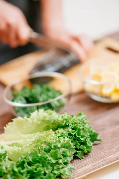 Oigenkännlig Kvinna Matlagning Köket Fokus Förgrunden — Stockfoto