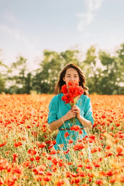 Belle Jeune Femme Debout Avec Bouquet Coquelicots Rouges Dans Prairie — Photo