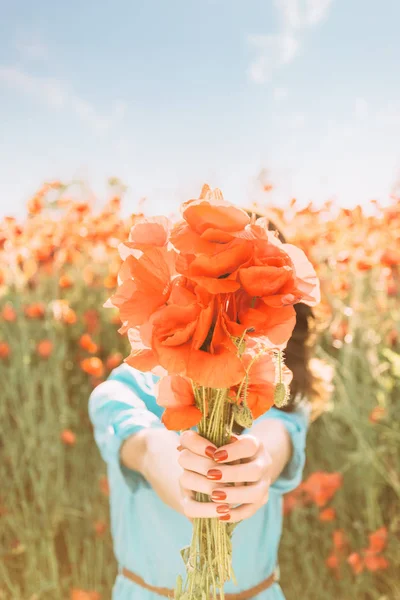 Mulher Jovem Irreconhecível Campo Flores Dando Buquê Papoilas Vermelhas Verão — Fotografia de Stock