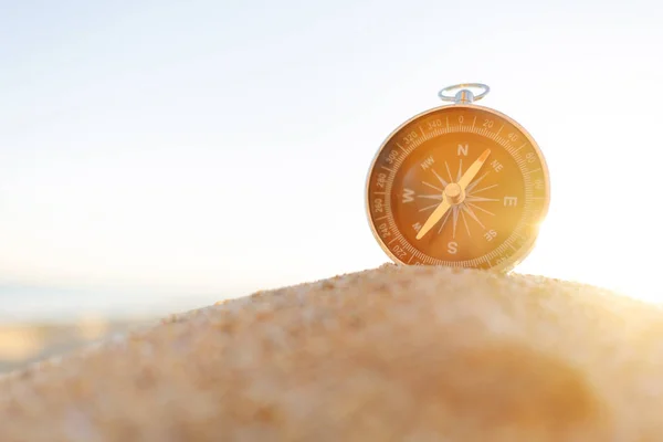 Kompass Auf Sand Sonnigen Sommertagen Reise Und Urlaubskonzept Kopierraum Linken — Stockfoto