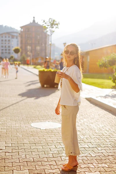 Mooie Jonge Vrouw Lopen Straat Met Kopje Koffie Full Length — Stockfoto