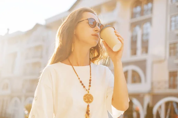 Estilo Boho Hermosa Mujer Joven Bebiendo Café Calle Ciudad Aire —  Fotos de Stock