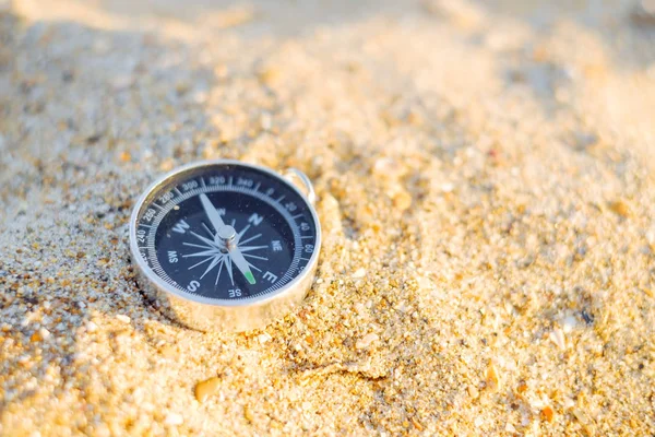 旅行磁性指南针在沙子外面 没有人 — 图库照片