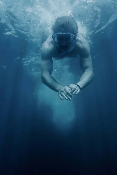 Jonge Man Scuba Masker Duik Onderwater Zee Oppervlak Kopie Ruimte — Stockfoto