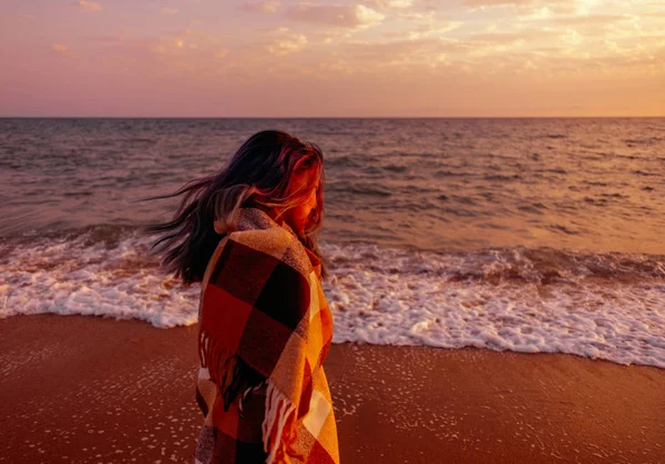 Junge Frau Spaziert Bei Sonnenuntergang Der Sandküste Meer — Stockfoto