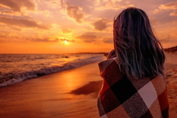 Junge Frau Entspannt Sich Sommer Meer Bei Sonnenuntergang — Stockfoto