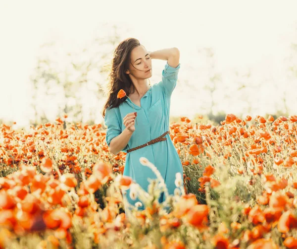 Çekici Esmer Genç Kadın Haşhaş Çayırda Yaz Aylarında Yürüyüş — Stok fotoğraf