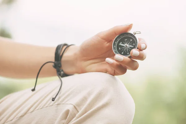 Female Hand Magnetic Compass Outdoor — Stock Photo, Image