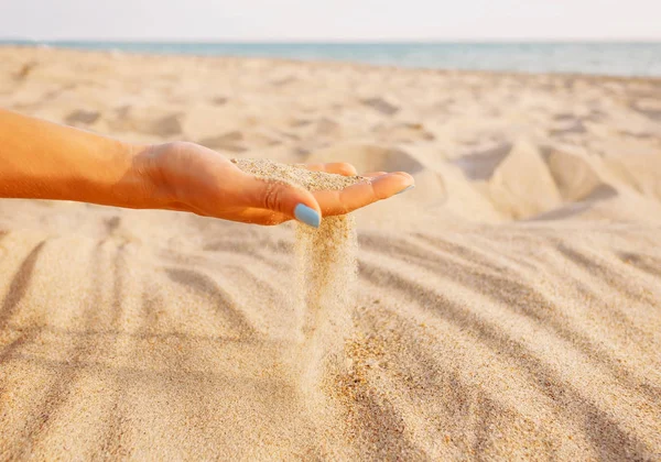 Sand Som Rinner Genom Kvinnlig Hand Stranden Nära Havet — Stockfoto