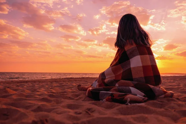Unerkennbare Junge Frau Entspannt Sich Bei Sonnenuntergang Sandstrand Meer — Stockfoto