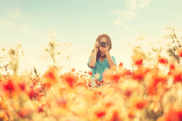 Jeune Femme Photographiant Avec Appareil Photo Dans Prairie Fleurs Été — Photo