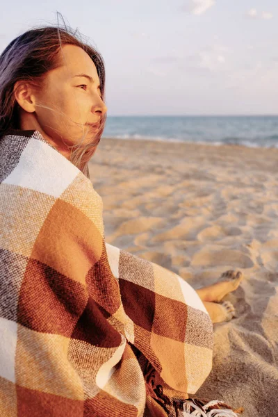 Mujer Joven Relajándose Playa Arena Cerca Del Mar Vacaciones Verano —  Fotos de Stock