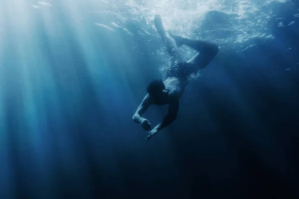 Mladý Muž Šnorchlování Pod Vodou Moře Dovolená — Stock fotografie