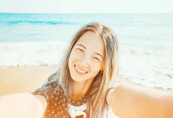 Chica Sonriente Tomando Selfie Fondo Del Mar Vacaciones Playa Verano —  Fotos de Stock