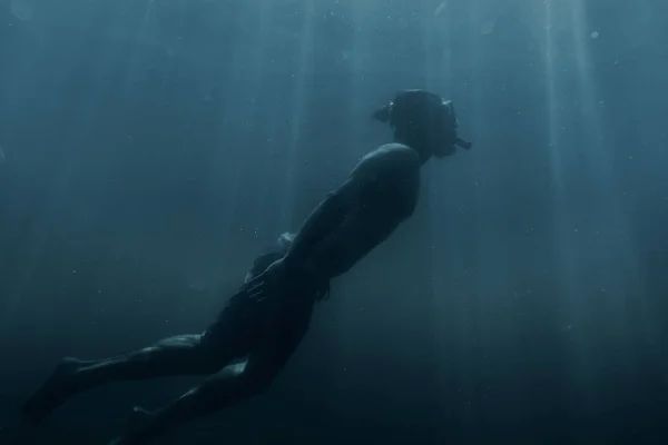 Mladý Muž Plavání Pod Vodou Modré Moře Mezi Paprsky Moře — Stock fotografie