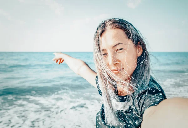 Happy Young Woman Looking Camera Beach Pointing Sea Point View — Stock Photo, Image