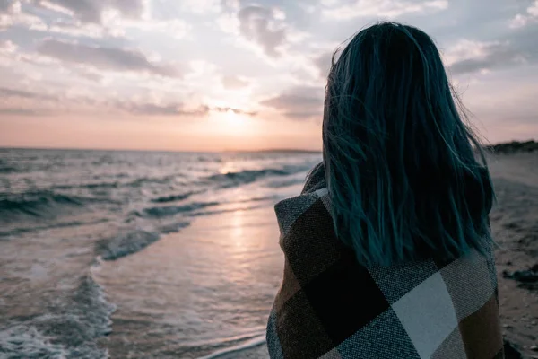 Onherkenbaar Vrouw Genieten Van Uitzicht Zonsondergang Aan Zee — Stockfoto