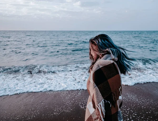 Ung Kvinna Insvept Rutigt Sand Kusten Nära Havet Blåsigt Väder — Stockfoto
