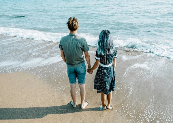 Barefoot Paar Verliefd Permanent Zand Zeekust Hand Hand Samen Strand — Stockfoto