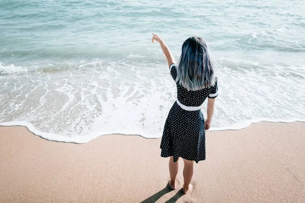 Imagen Completa Mujer Joven Vestido Pie Costa Arena Apuntando Mar —  Fotos de Stock