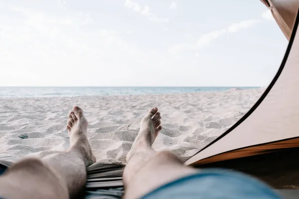 Uomo Rilassa Una Tenda Sulla Costa Sabbia Fronte Mare Punto — Foto Stock