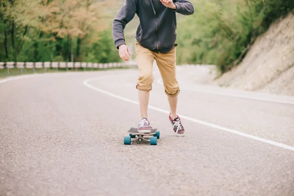 Irreconocible Chico Cabalgando Longboard Bobinado Asfalto Camino Aire Libre —  Fotos de Stock