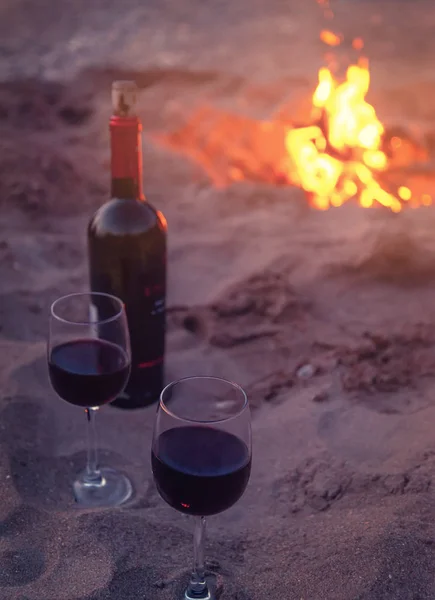 Garrafa Dois Copos Vinho Tinto Praia Areia Perto Fogueira Conceito — Fotografia de Stock