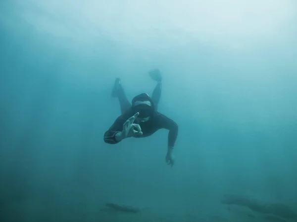 Молодой Человек Фридайвер Плавает Водой Голубом Глубоком Море Показывает Знак — стоковое фото