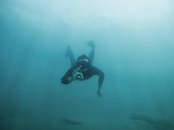 젊은이 Freediver 바다에서 표시를 보여주는 — 스톡 사진