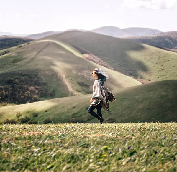 Boho Estilo Jovem Mulher Andando Nas Montanhas Tempo Ventoso — Fotografia de Stock