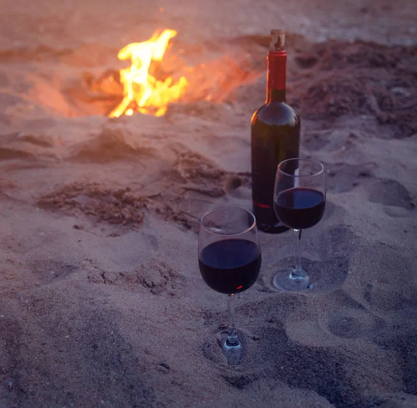 Botella Dos Copas Con Vino Tinto Playa Arena Cerca Fogata — Foto de Stock