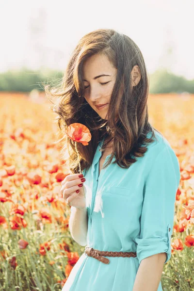 Счастливая Молодая Женщина Стоящая Маком Цветочном Поле — стоковое фото